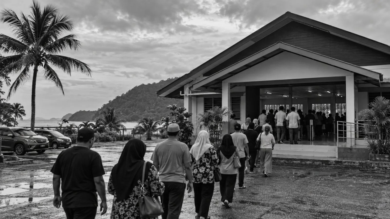 Voters arrive at a polling station in Karambunai during Sabah’s state election. (AI-generated image / EconoTimes)
