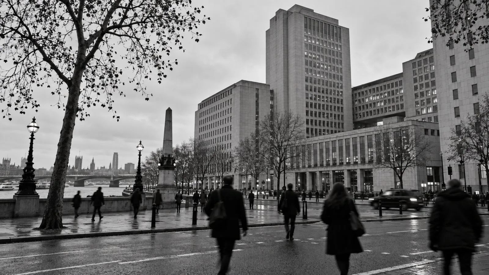 Pedestrians cross York Road beside Shell Centre on London's South Bank under gray autumn skies. / EconoTimes.ai