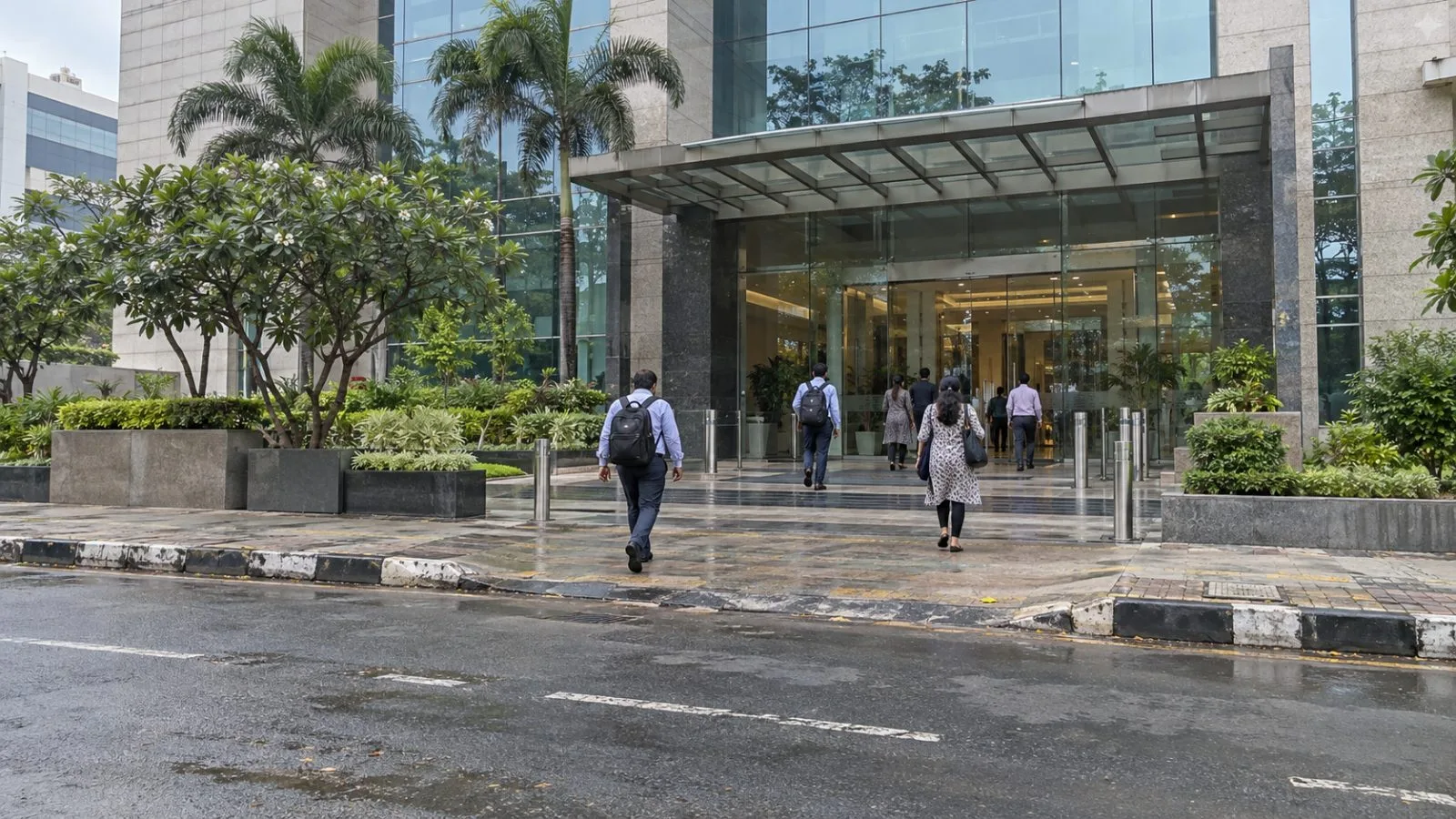 Employees arrive at Cholamandalam’s corporate office in Guindy, Chennai, on an overcast morning (AI-generated image / EconoTimes)