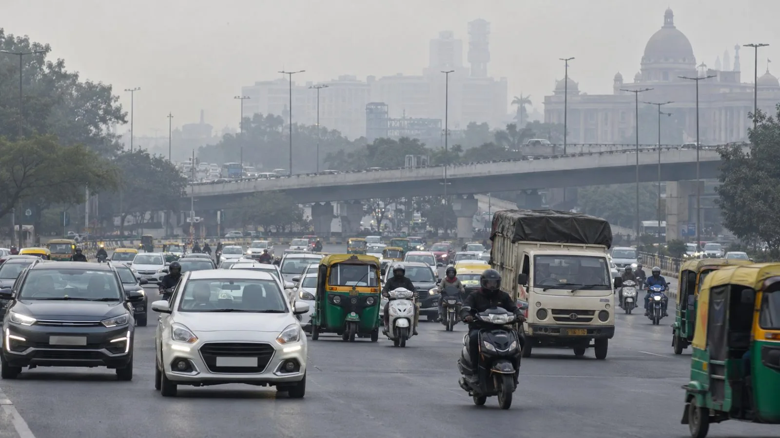 Vehicles queue at the Delhi-Ghazipur border crossing on a hazy morning in India. / EconoTimes.ai