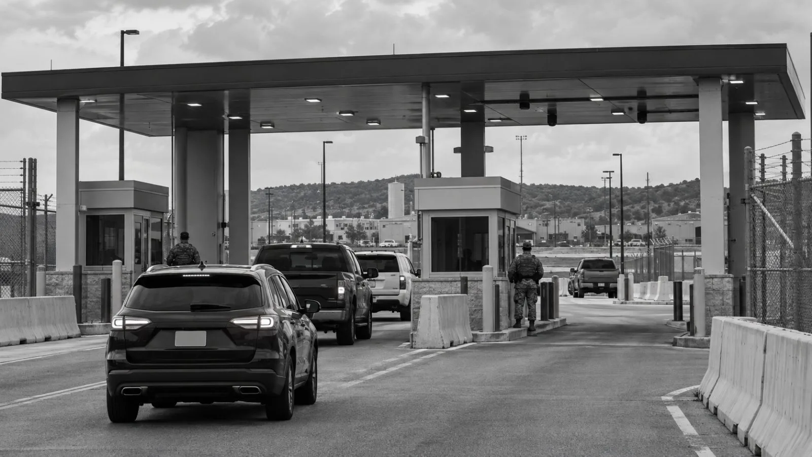 Vehicles approach the entrance to Fort Hood in Killeen, Texas, on an overcast afternoon. (AI-generated image / EconoTimes)
