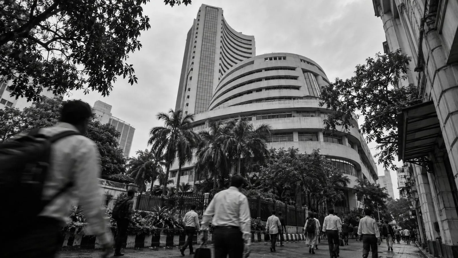 Pedestrians pass the Bombay Stock Exchange on Dalal Street in Mumbai, India. (AI-generated image / EconoTimes)