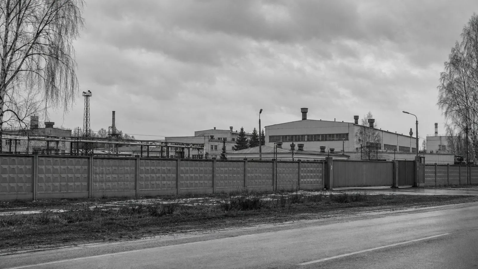 A fenced industrial building stands at the 75 Arsenal repair complex in Serpukhov, Russia (AI-generated image / EconoTimes)