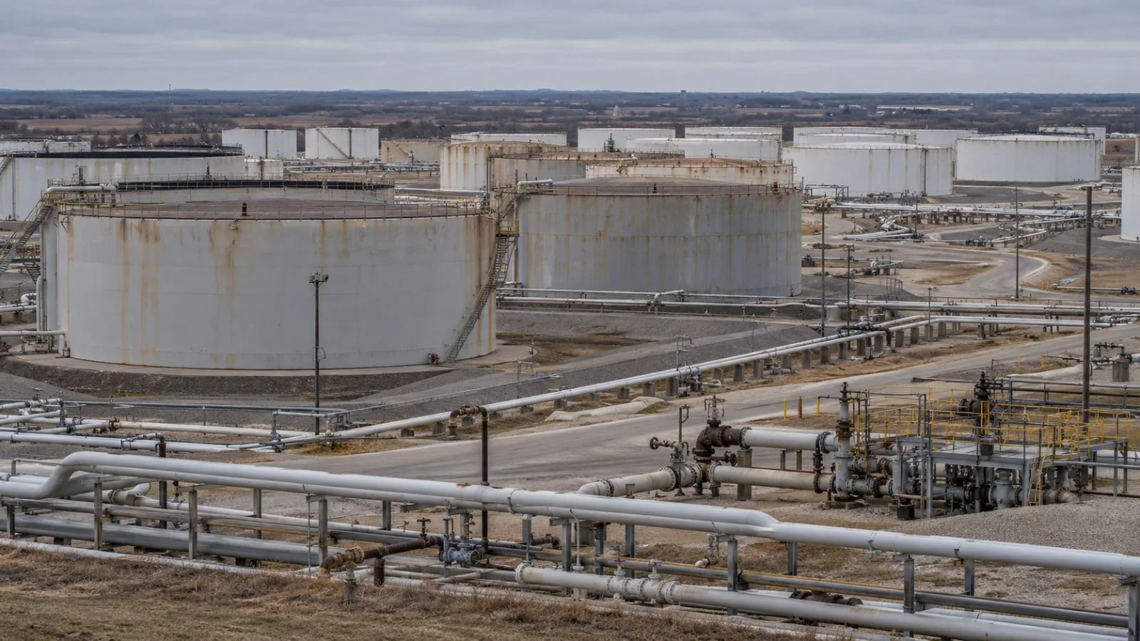 Crude oil storage tanks stand at the Cushing hub in Oklahoma, United States (AI-generated image / EconoTimes)