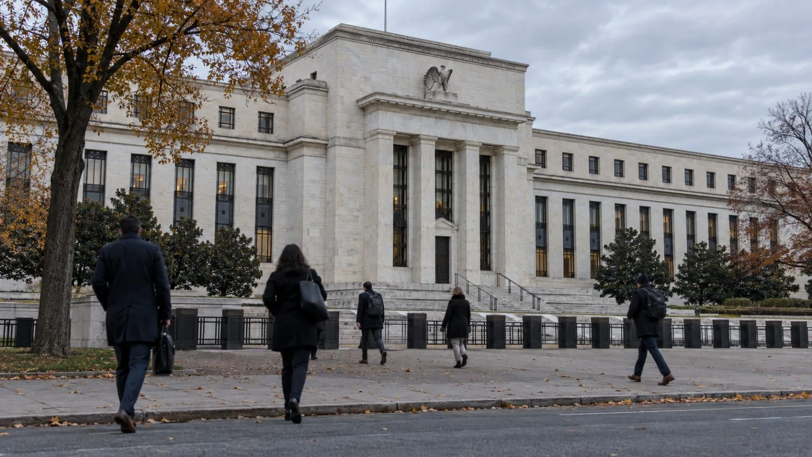 Commuters pass the Federal Reserve headquarters in Washington, D.C., on an overcast morning. (AI-generated image / EconoTimes)