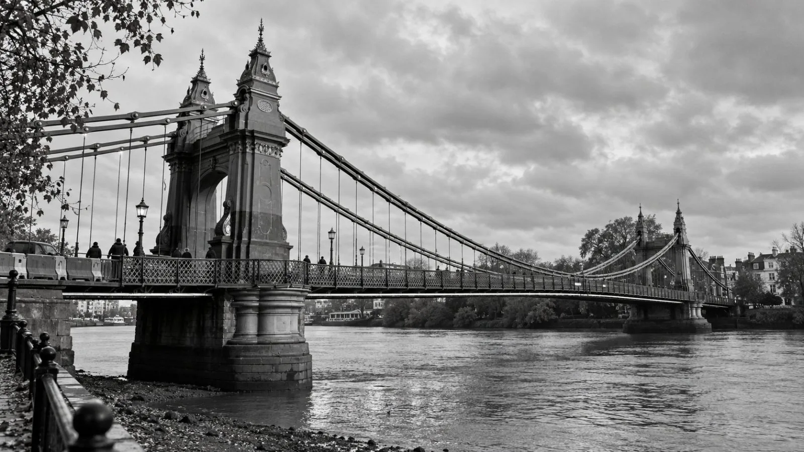 Traffic barriers stand at the Hammersmith Bridge approach over the River Thames in London / EconoTimes.ai