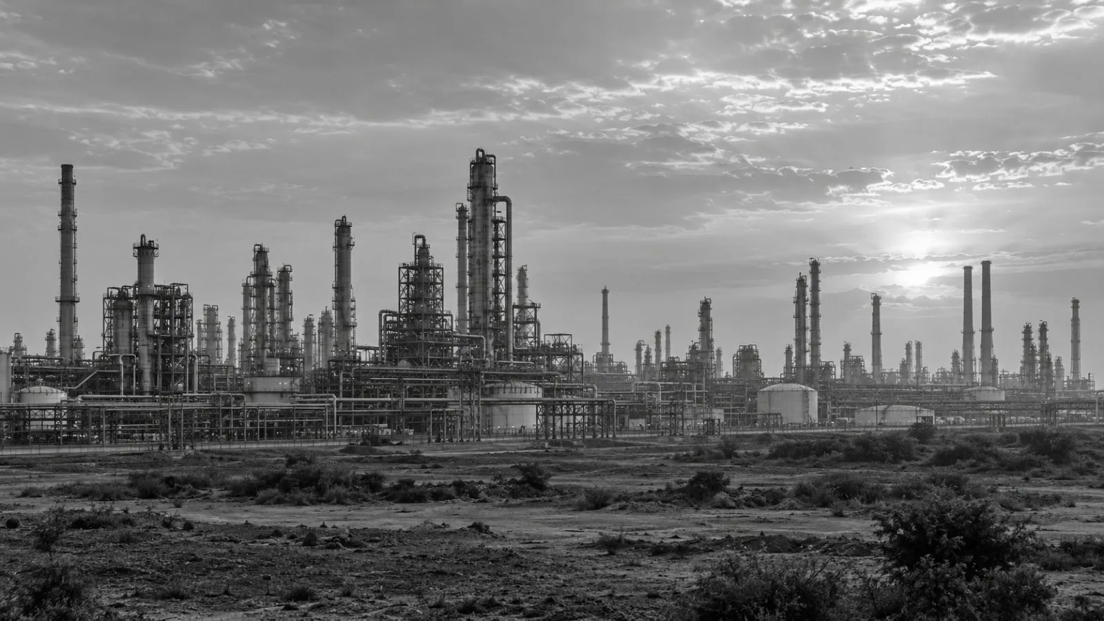 Pipes and distillation towers fill the skyline at a refinery in Jamnagar, Gujarat (AI-generated image / EconoTimes)