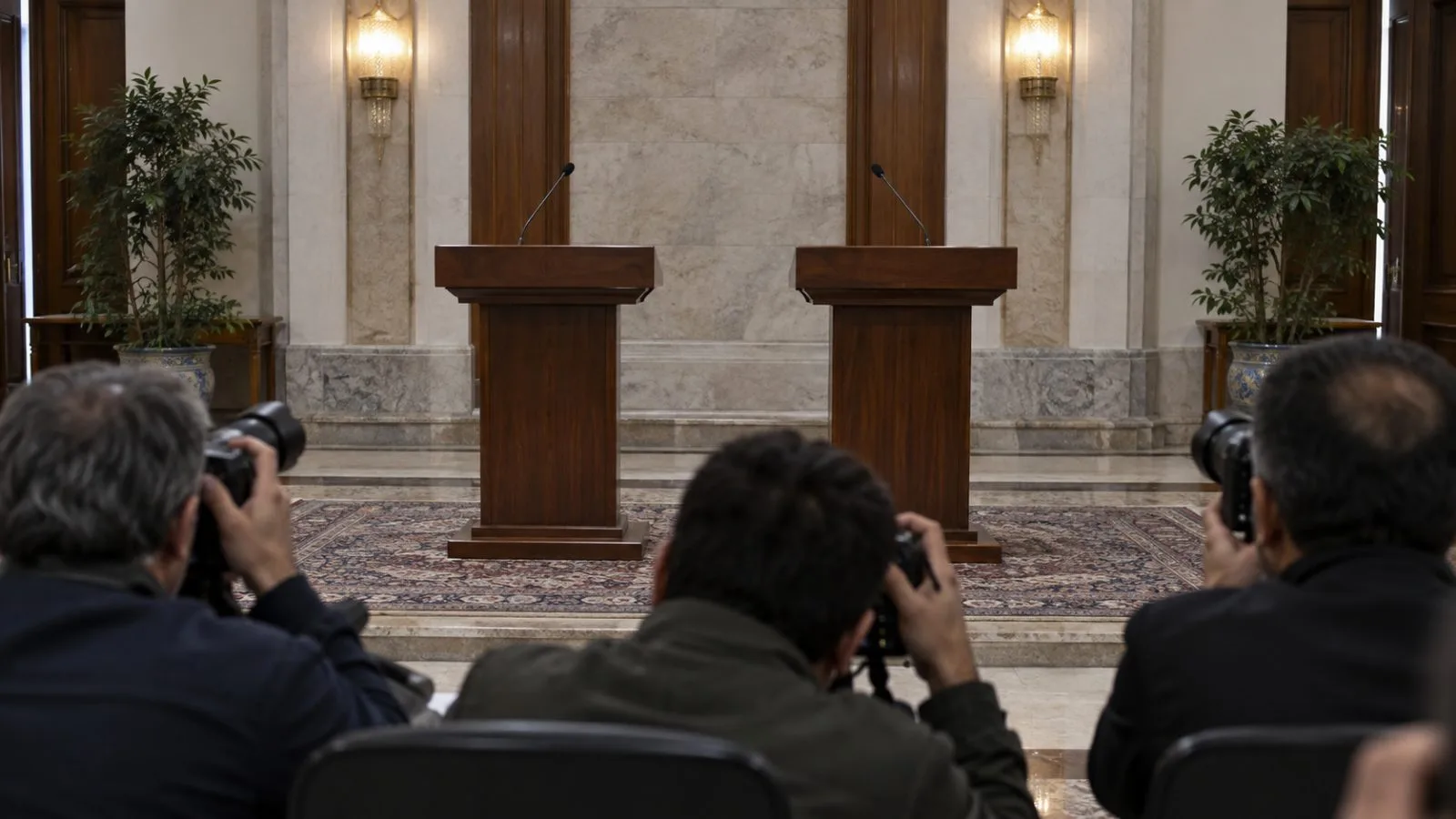 Journalists’ cameras face empty lecterns in a press conference room in Tehran. (AI-generated image / EconoTimes)