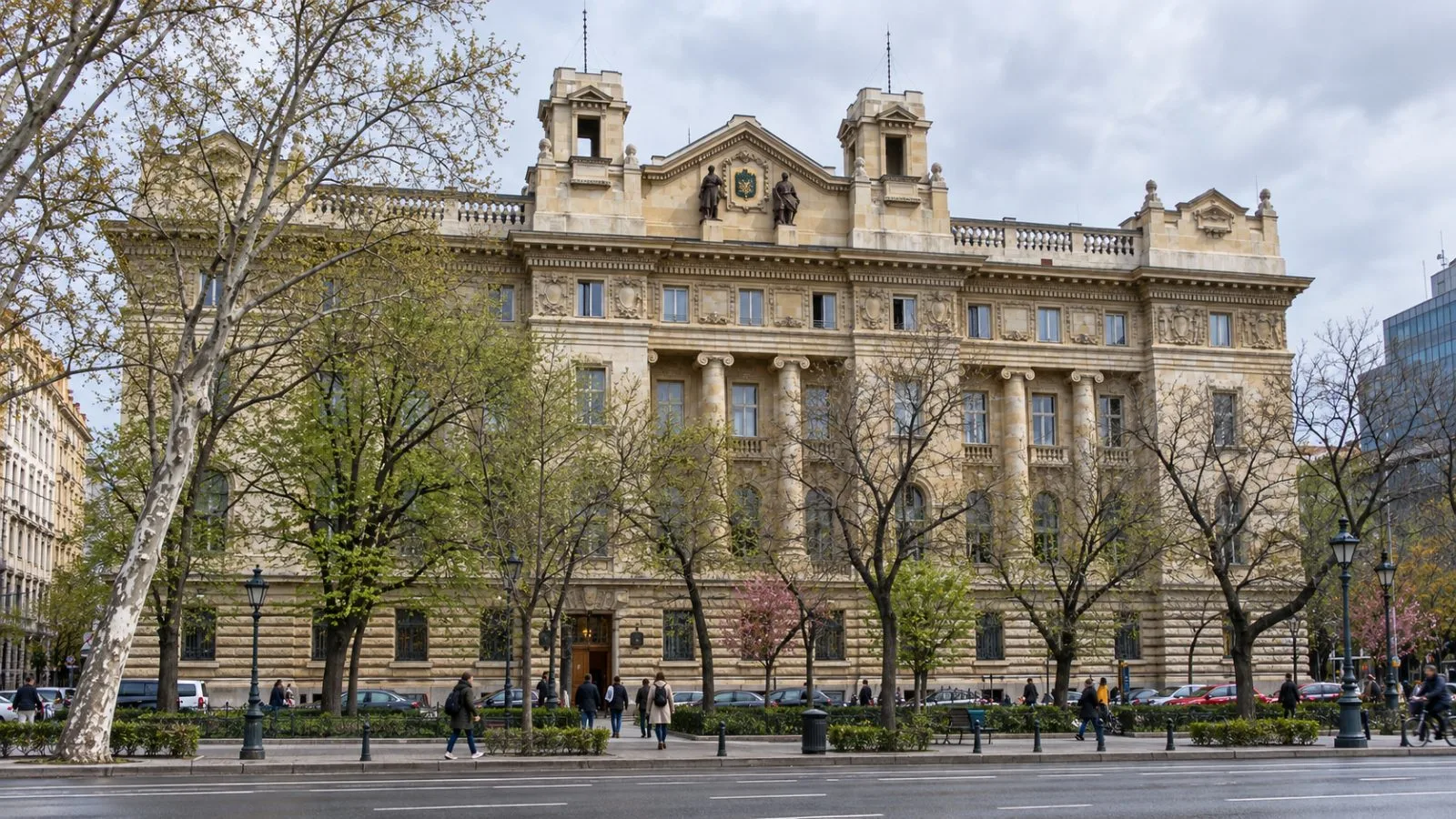 Pedestrians pass the central bank building in Budapest, Hungary. / EconoTimes.ai