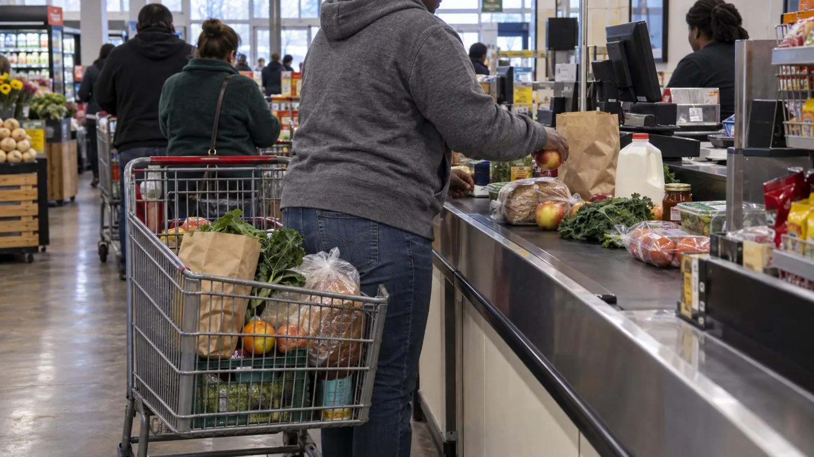 Shoppers unload groceries at a supermarket checkout in Washington, D.C. (AI-generated image / EconoTimes)