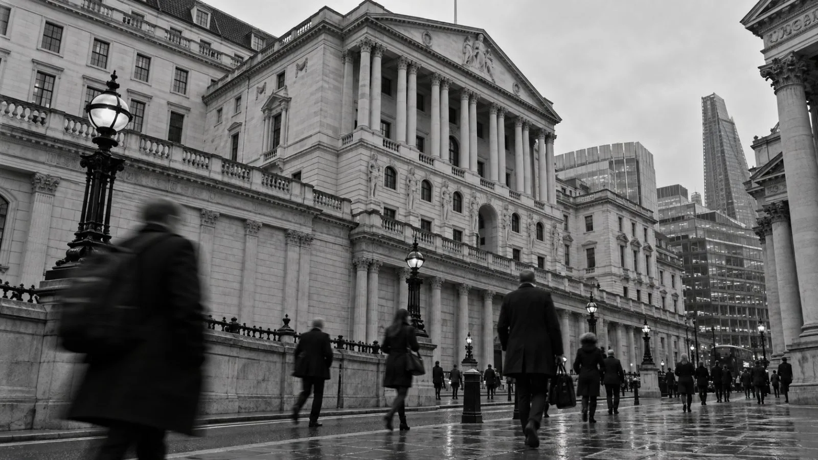 Commuters pass the Bank of England in central London on Monday morning. / EconoTimes.ai (mono)