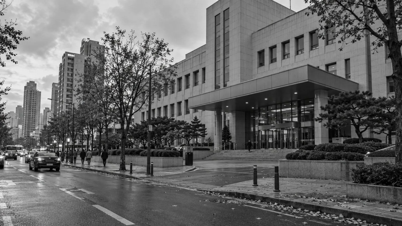 The Suseo Police Station entrance faces a Gangnam street in Seoul on an overcast afternoon. (AI-generated image / EconoTimes)