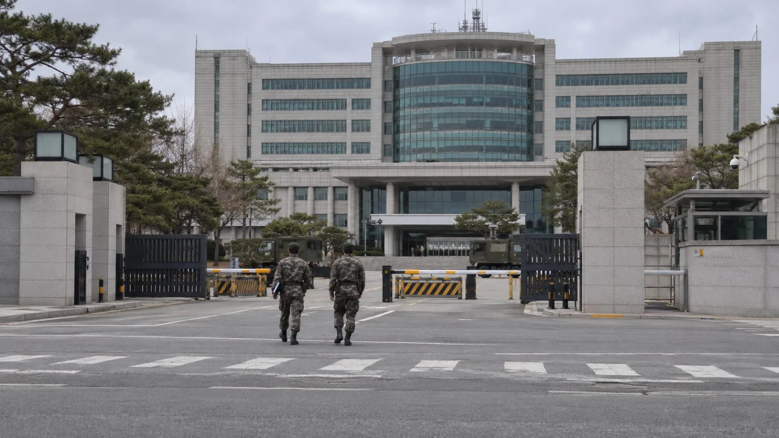 Military personnel approach South Korea’s Joint Chiefs of Staff headquarters in Seoul on an overcast afternoon. (AI-generated image / EconoTimes)