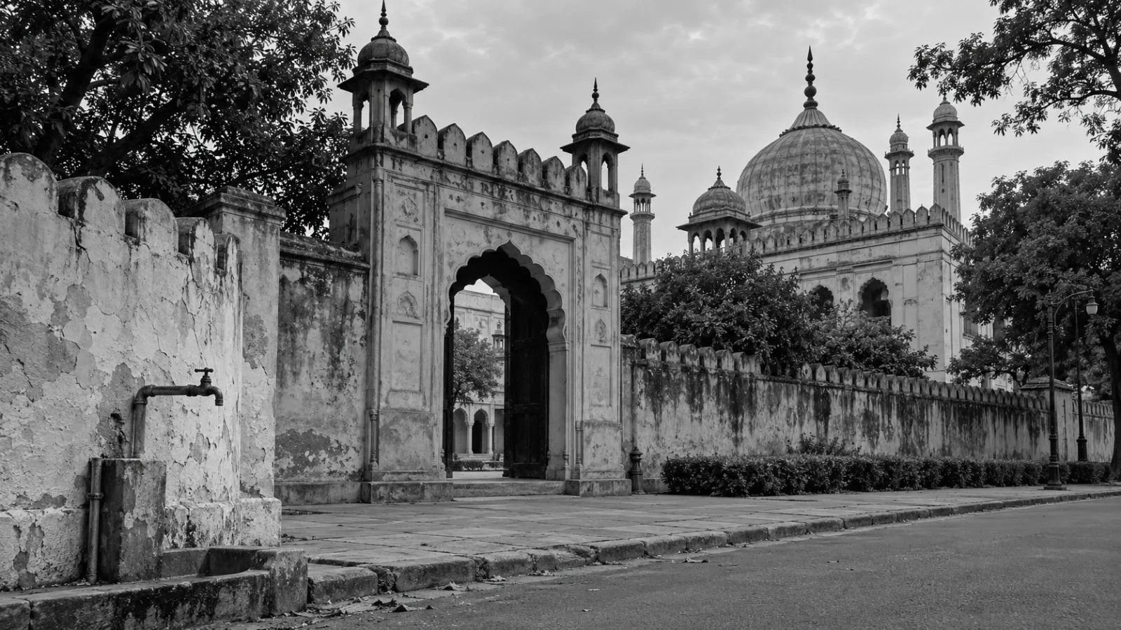 A dry tap stands beside a century-old mosque entrance in New Delhi, India. (AI-generated image / EconoTimes)