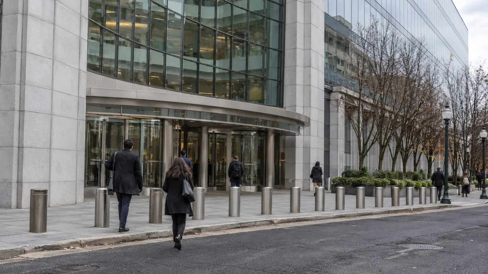 Pedestrians pass the securities regulator’s headquarters in Washington, D.C. / EconoTimes.ai