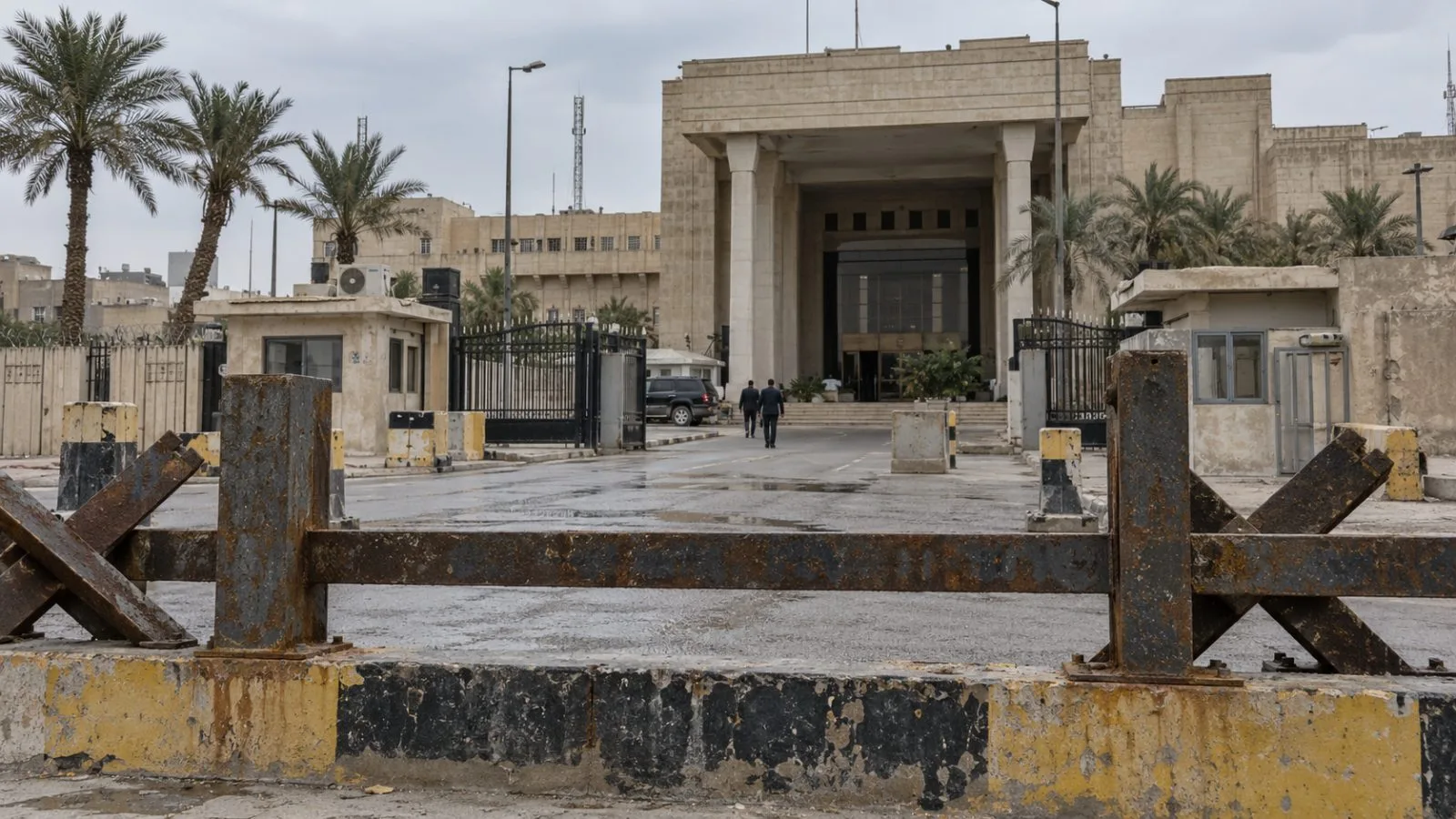 A security barrier stands outside the Karkh Third Investigation Court in Baghdad, Iraq. (AI-generated image / EconoTimes)