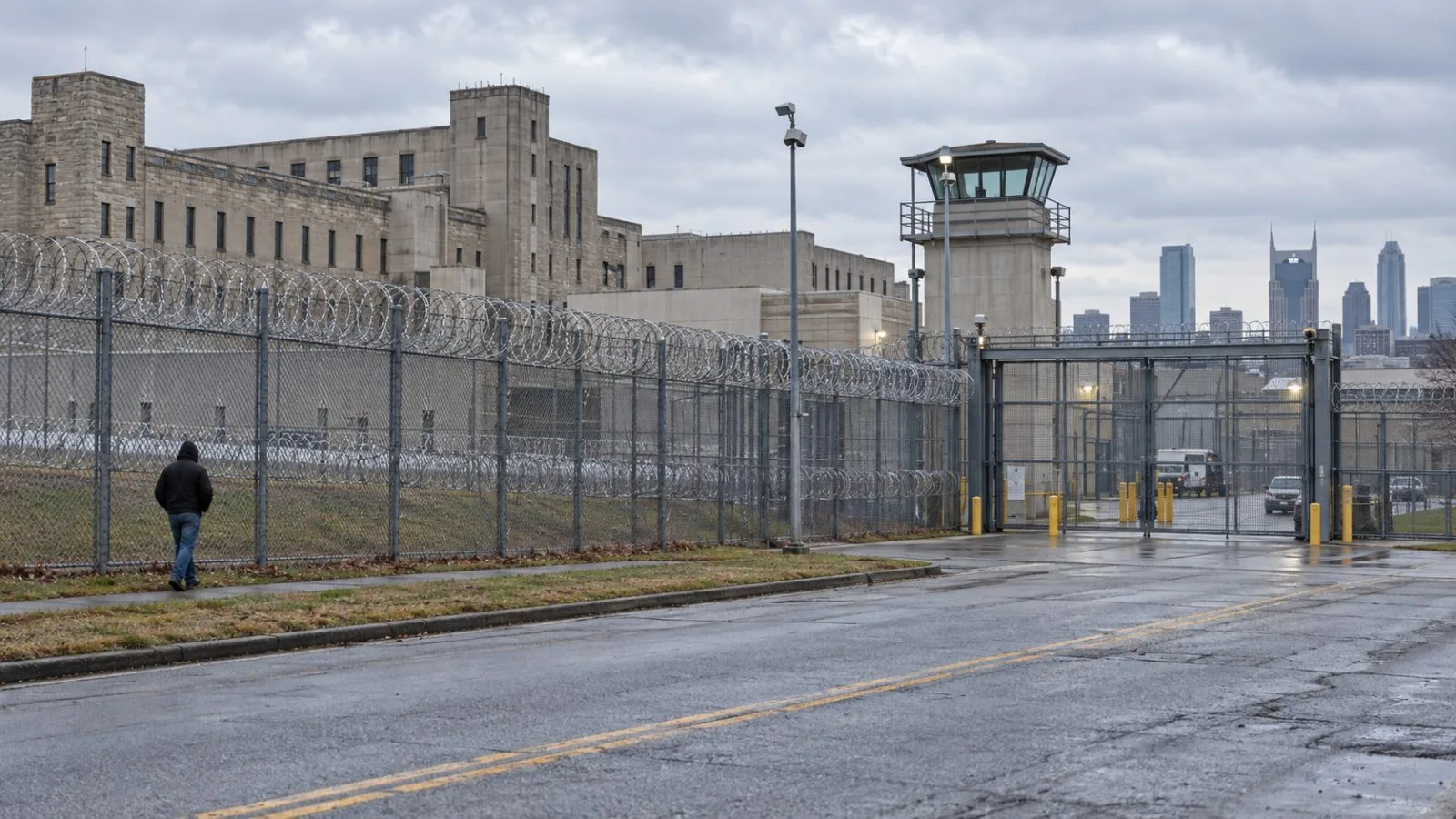 The perimeter fence at Riverbend Maximum Security Institution stands under overcast skies in Nashville, Tennessee. (AI-generated image / EconoTimes)