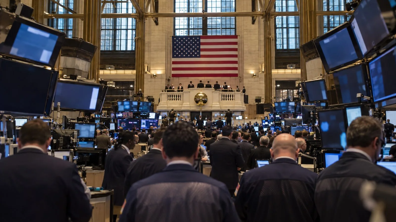 Traders gather near the closing bell at the New York Stock Exchange. (AI-generated image / EconoTimes)