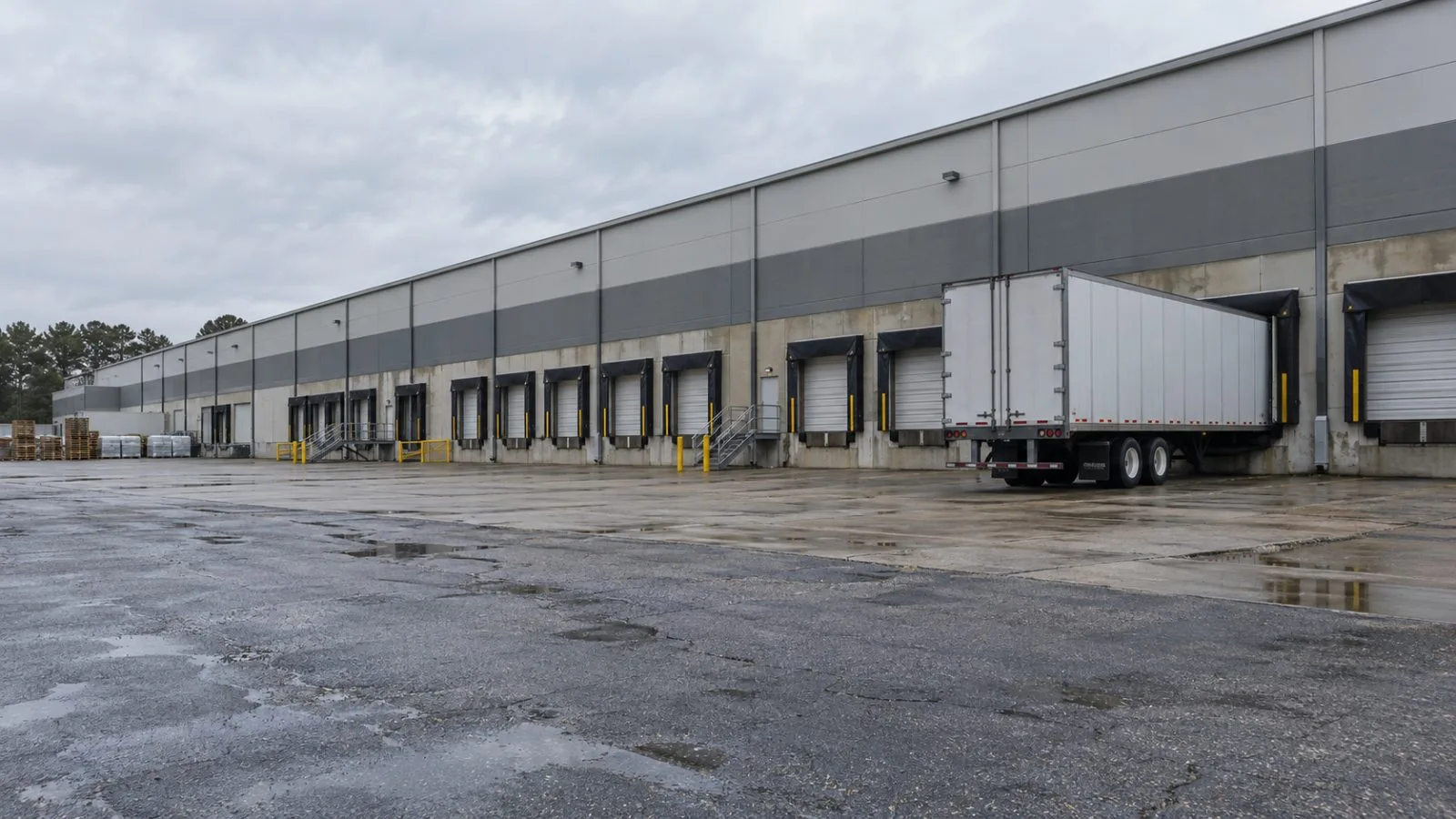 A distribution warehouse stands beside loading bays in Memphis, Tennessee. (AI-generated image / EconoTimes)