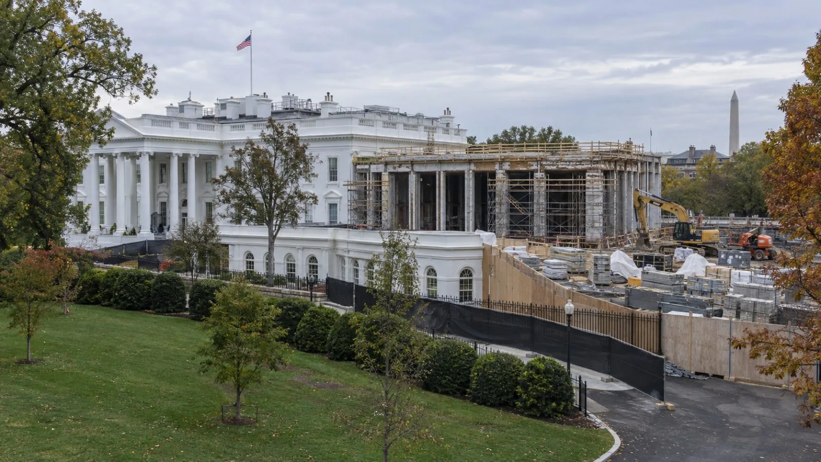 Construction equipment stands behind temporary barriers on the White House grounds in Washington, D.C. (AI-generated image / EconoTimes)