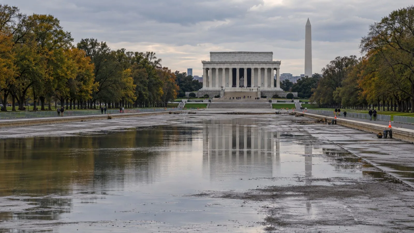 The partially filled Lincoln Memorial Reflecting Pool sits beside restricted walkways in Washington, D.C. (AI-generated image / EconoTimes)