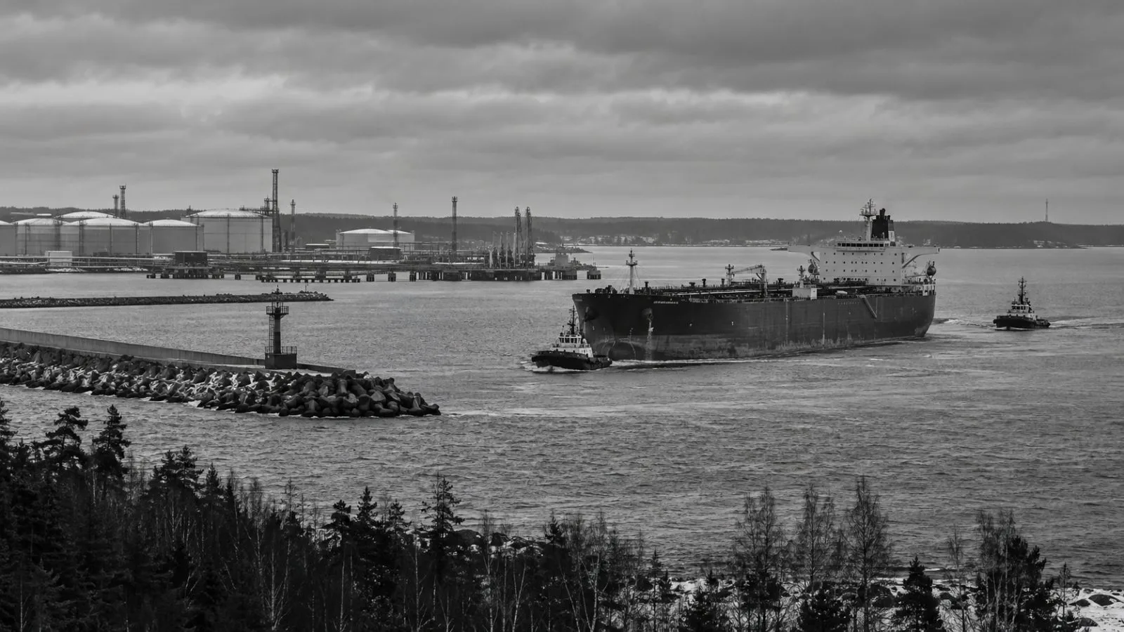 A tanker leaves the commercial port of Primorsk, Russia, under a low autumn sky. (AI-generated image / EconoTimes)