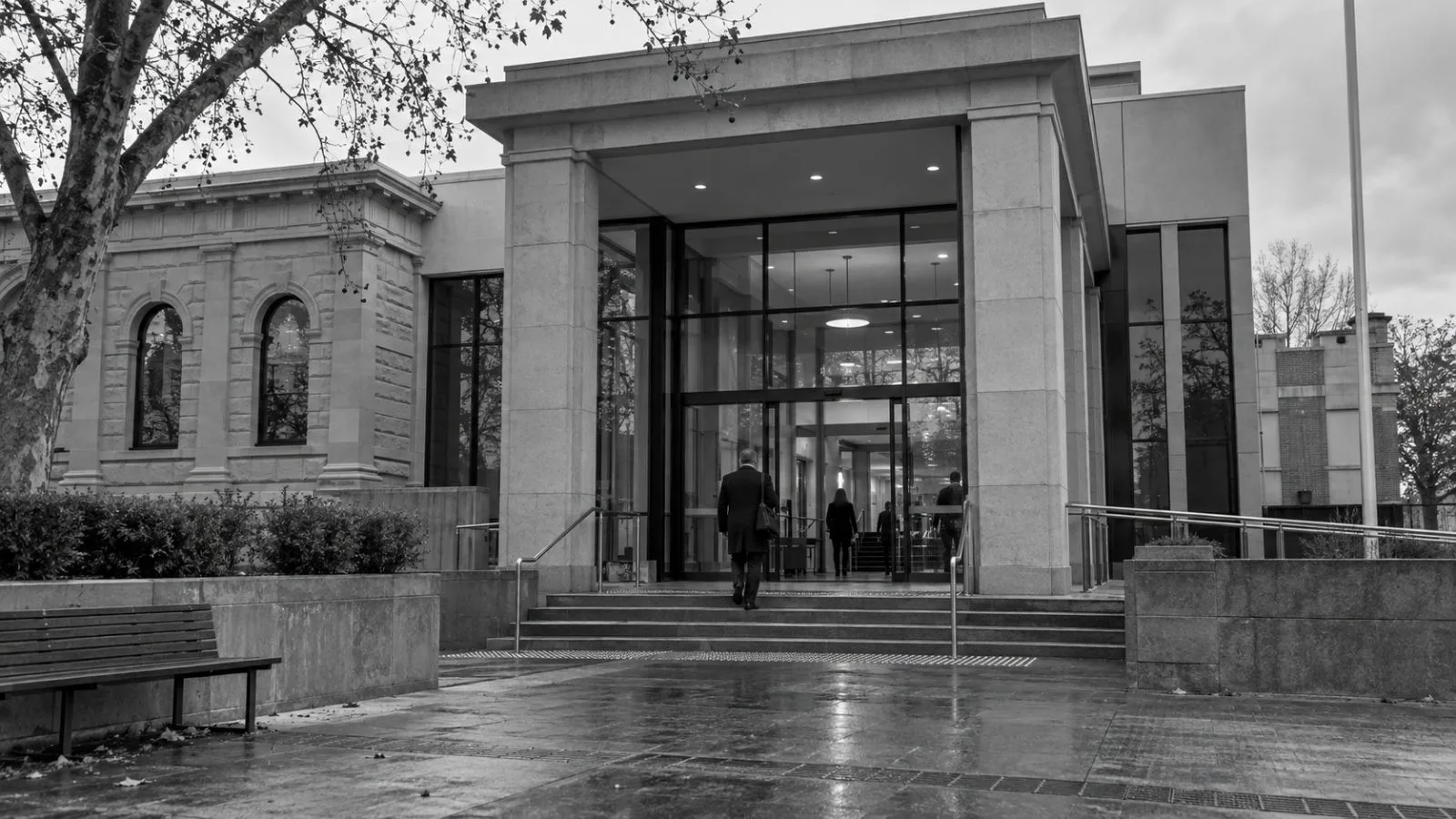 A person enters Wangaratta Magistrates’ Court in Victoria, Australia, beneath an overcast sky. (AI-generated image / EconoTimes)