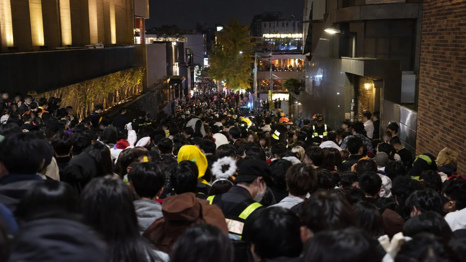 Crowds fill the narrow sloping alley beside Hamilton Hotel in Seoul’s Itaewon district. (AI-generated image / EconoTimes)