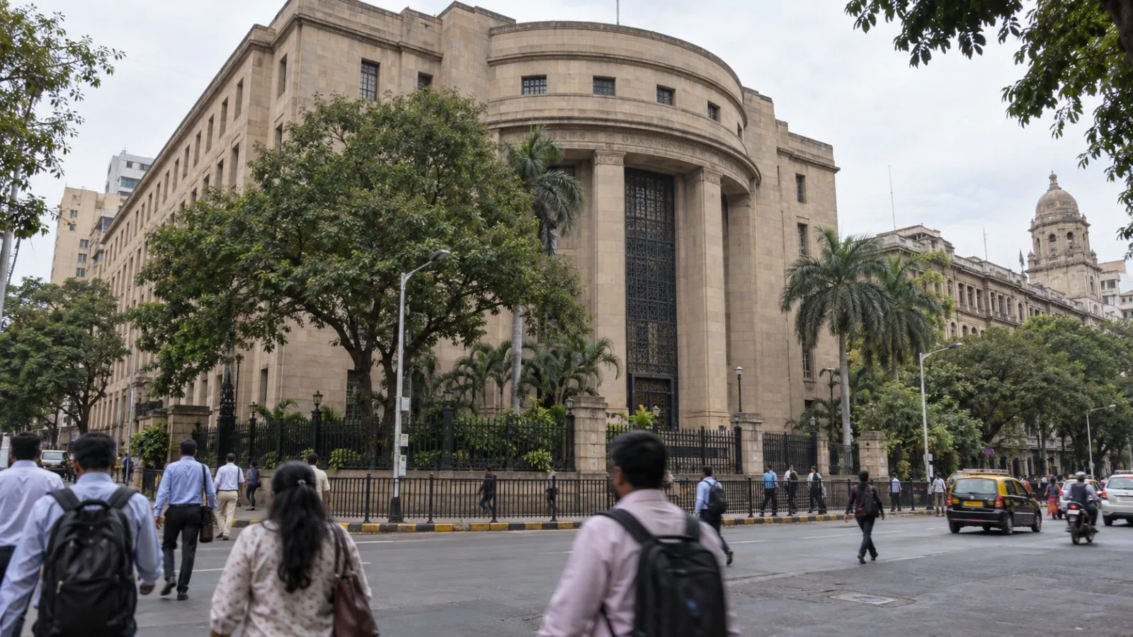 Pedestrians pass the Reserve Bank of India’s central office in Mumbai’s Fort district. (AI-generated image / EconoTimes)