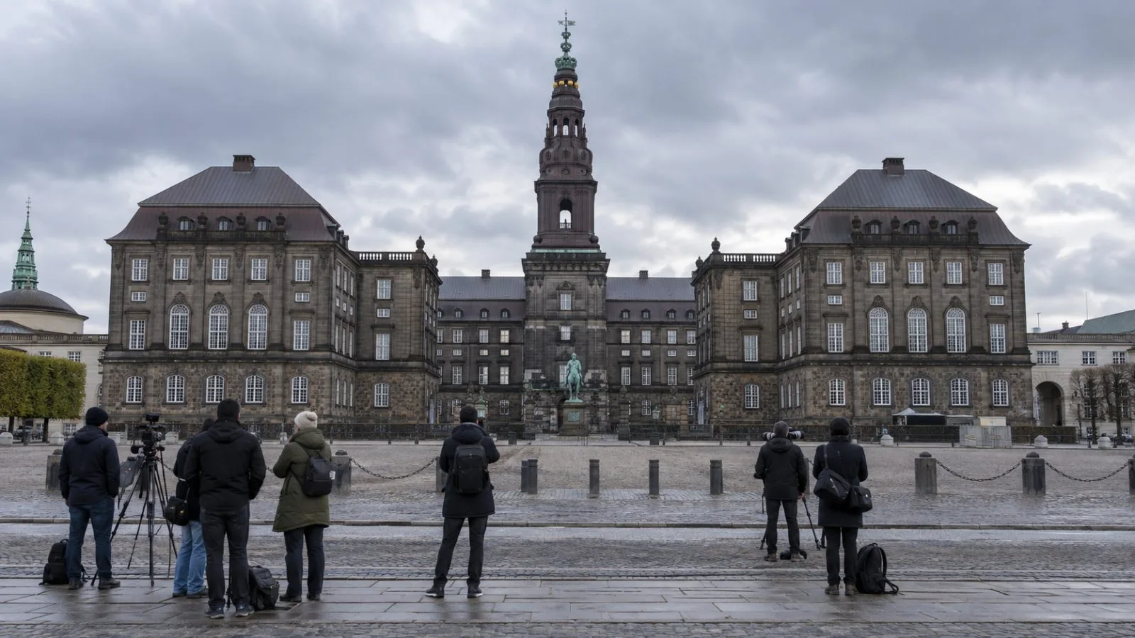 Journalists gather outside Christiansborg Palace in Copenhagen, home to Denmark’s parliament. (AI-generated image / EconoTimes)