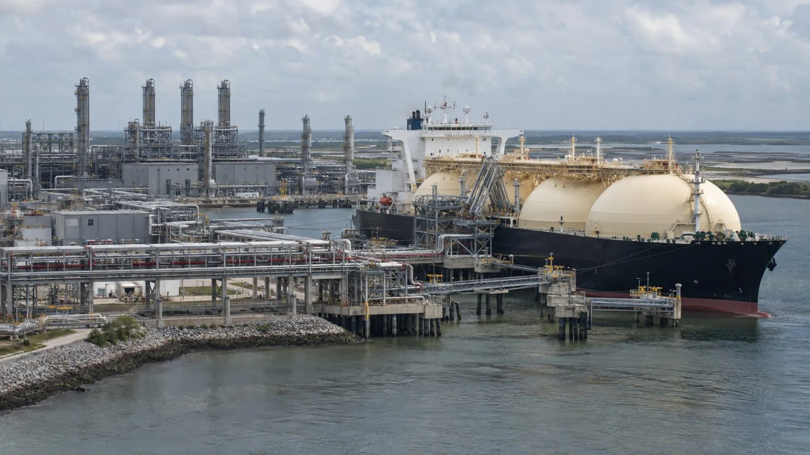 LNG processing units and storage tanks stand at the Sabine Pass terminal in Louisiana / EconoTimes.ai