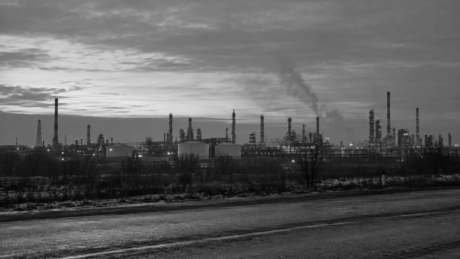 A faint plume hangs above the Novokuybyshevsk refinery in Russia’s Samara Region before sunrise. (AI-generated image / EconoTimes)