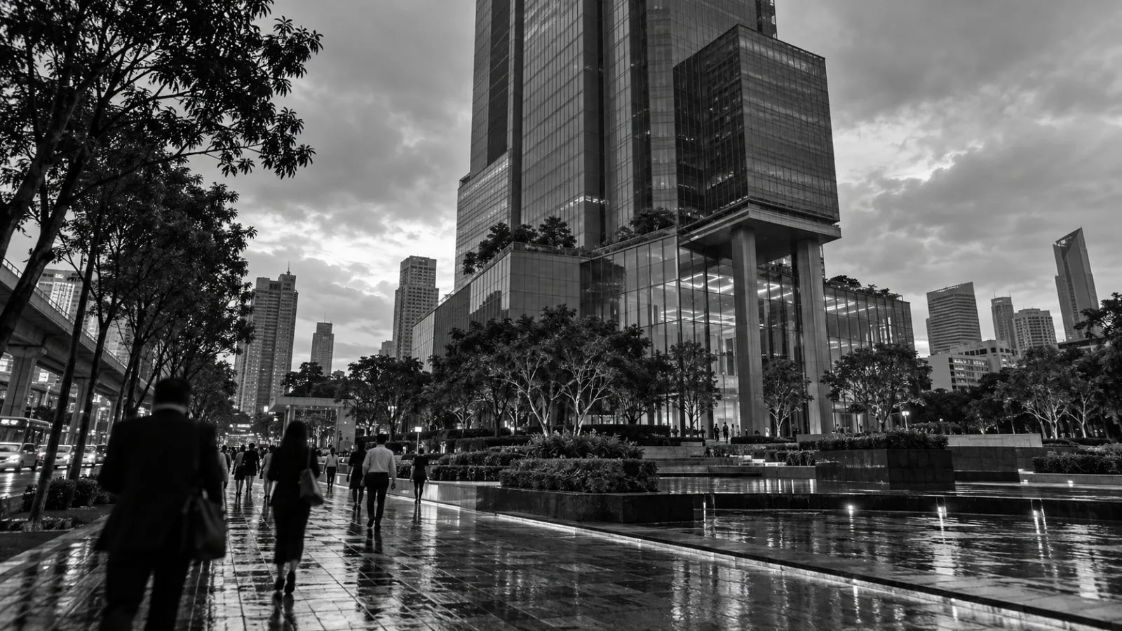 The headquarters of Siam Commercial Bank stands along a Bangkok street. (AI-generated image / EconoTimes)
