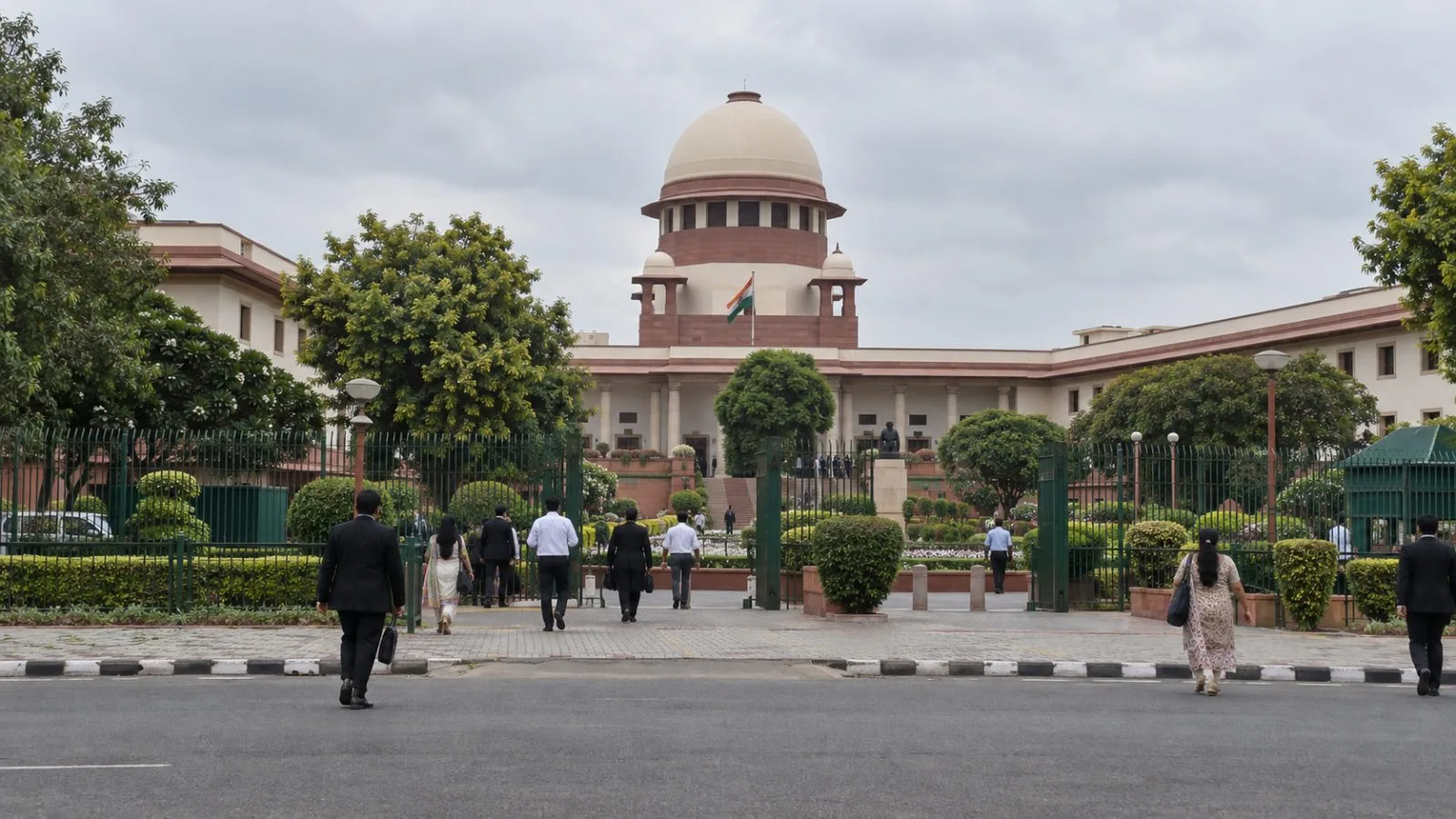 Lawyers and visitors cross the forecourt of India's Supreme Court in New Delhi. (AI-generated image / EconoTimes)