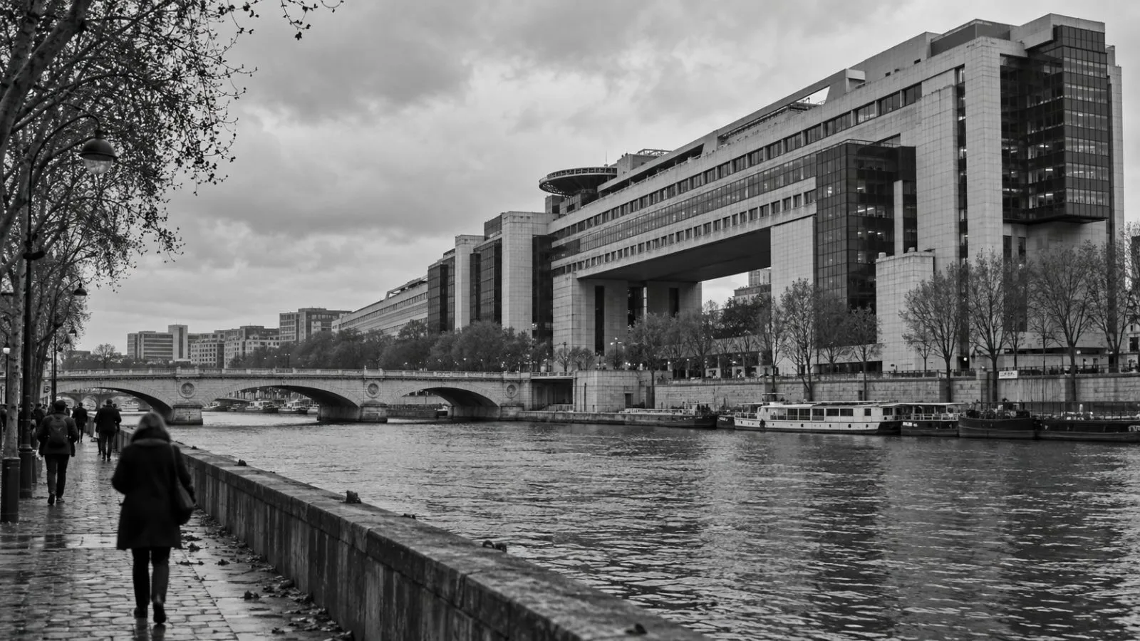 Pedestrians pass the French Ministry of Economy and Finance beside the Seine in Paris. (AI-generated image / EconoTimes)
