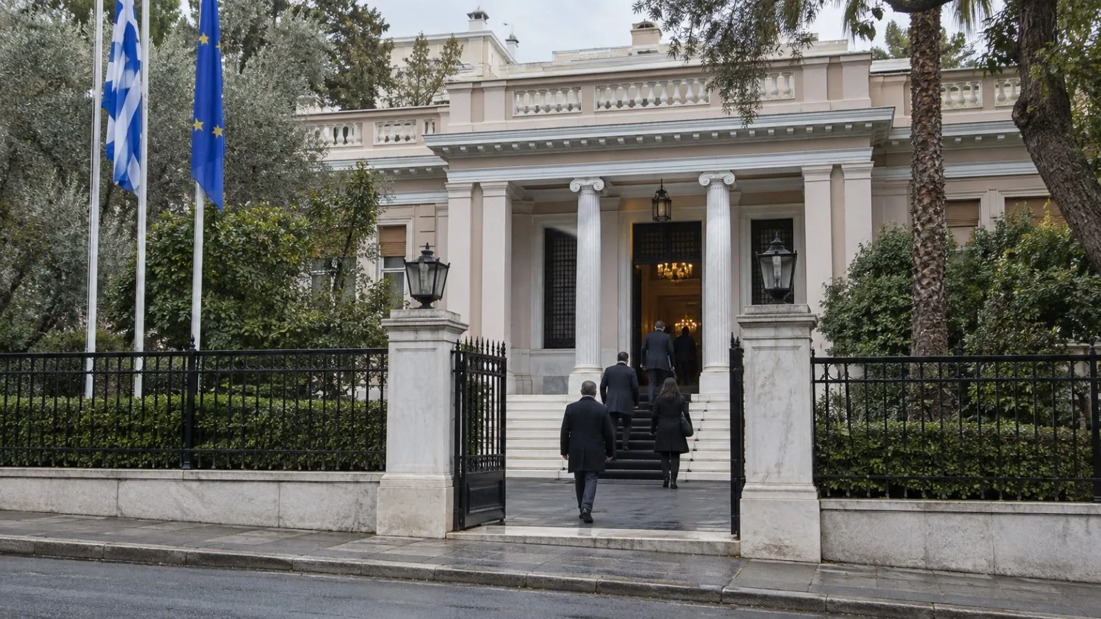 Officials enter Maximos Mansion in Athens ahead of Greece-UAE investment talks. (AI-generated image / EconoTimes)