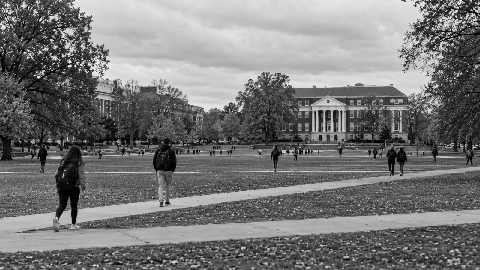 Students cross McKeldin Mall at the University of Maryland in College Park, Maryland. (AI-generated image / EconoTimes)