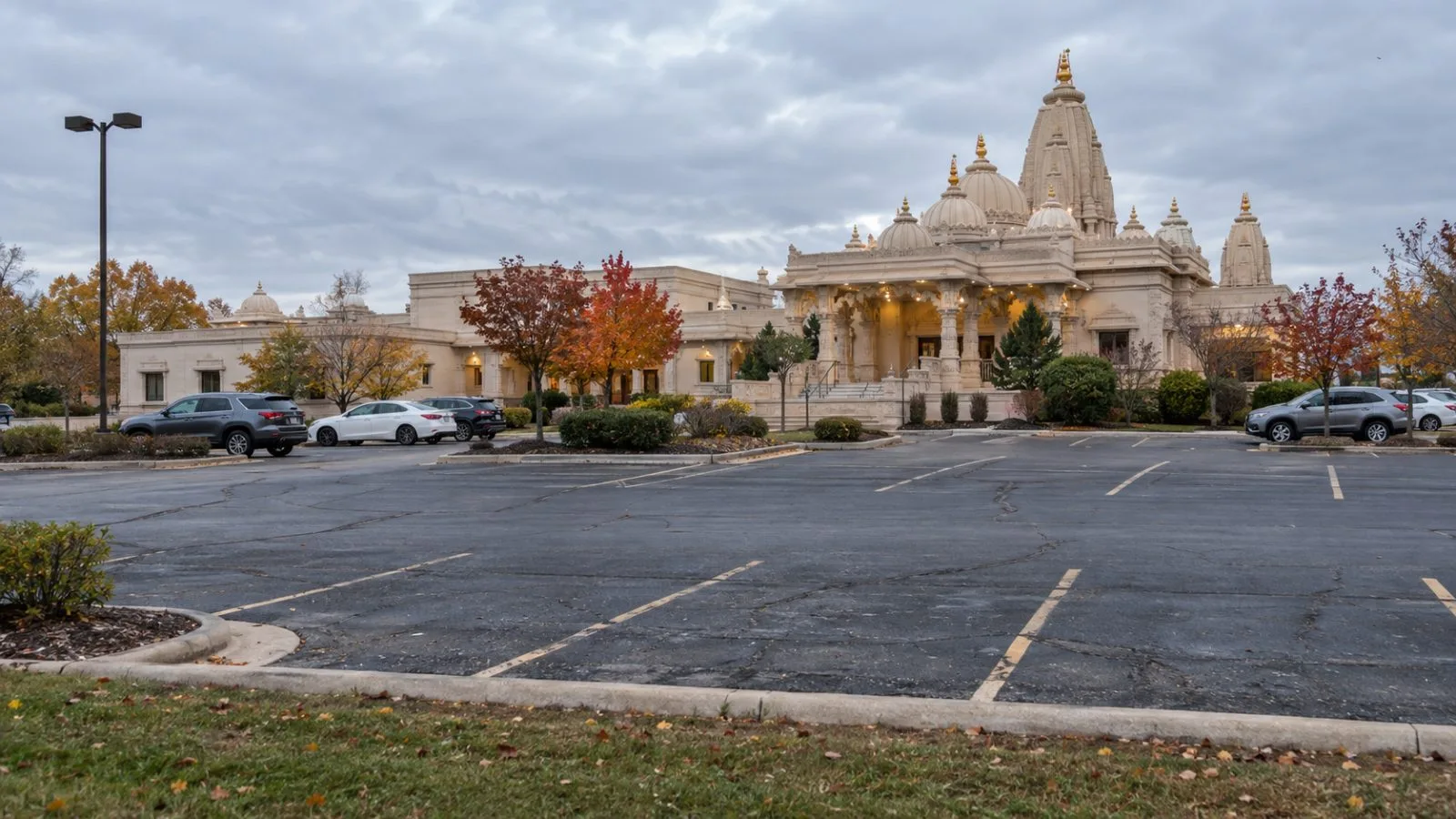 A Hindu temple and its parking area sit in Aurora, Illinois. (AI-generated image / EconoTimes)