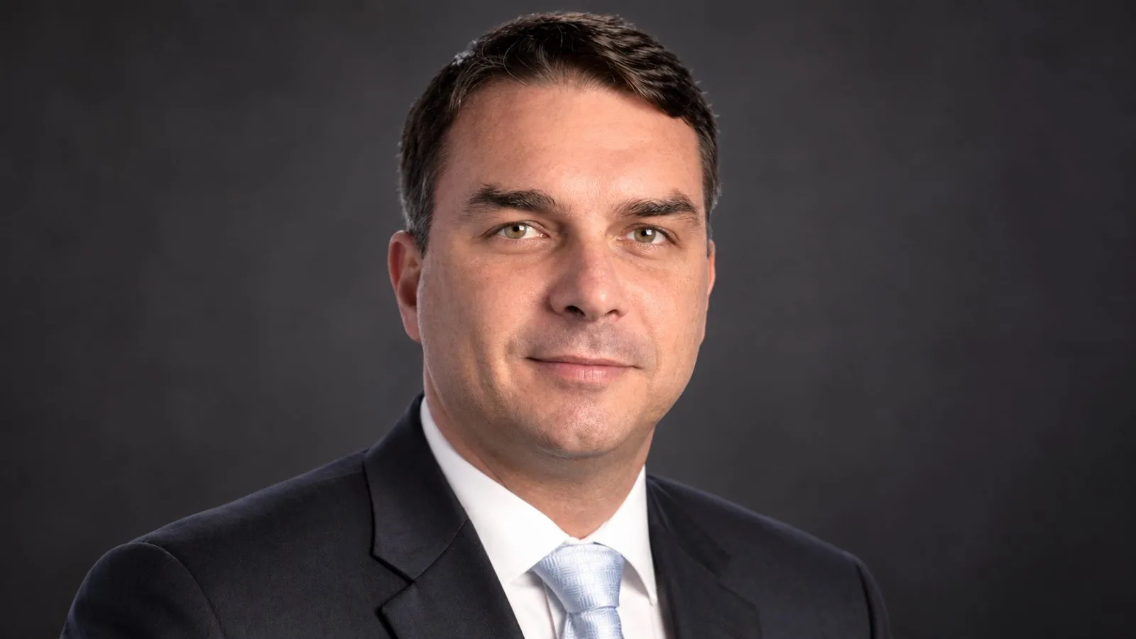Flávio Bolsonaro (AI 일러스트) / TokenPost.ai
