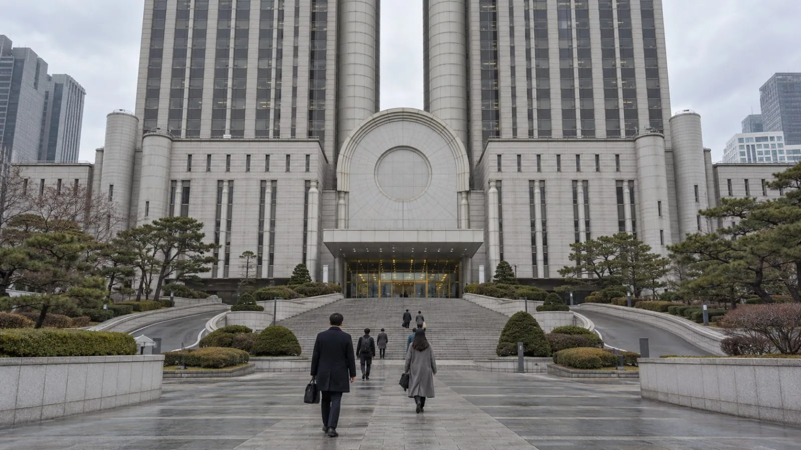 People walk toward Seoul High Court in Seoul on a cloudy afternoon. (AI-generated image / EconoTimes)
