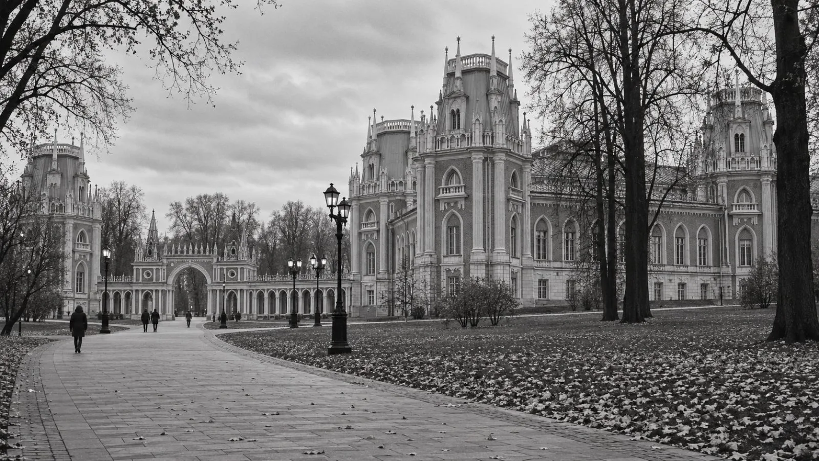 Law-enforcement officers stand near the entrance to Tsaritsyno Museum Reserve in Moscow. / EconoTimes.ai