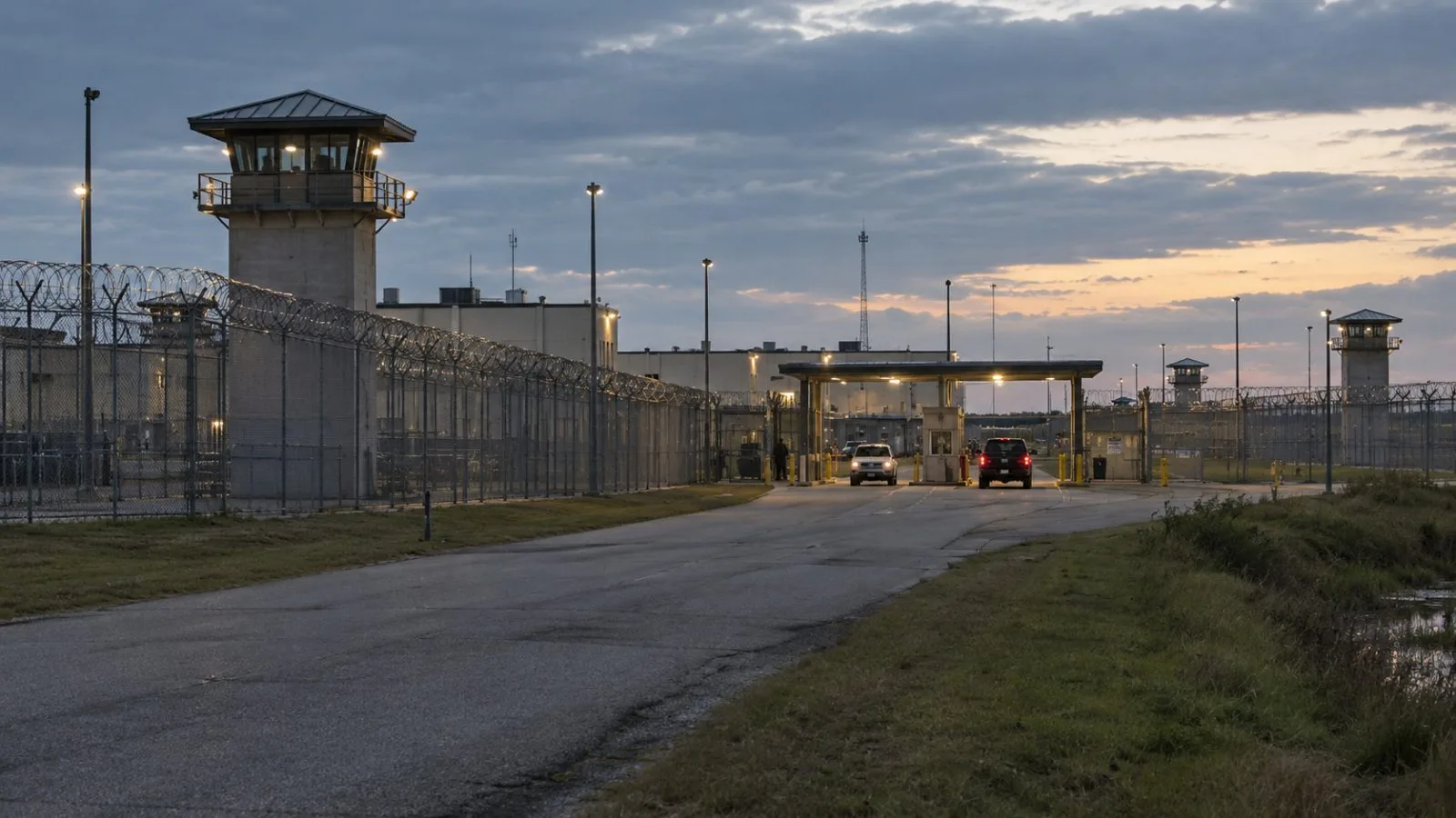 A security fence borders Florida State Prison near Starke, Florida. (AI-generated image / EconoTimes)