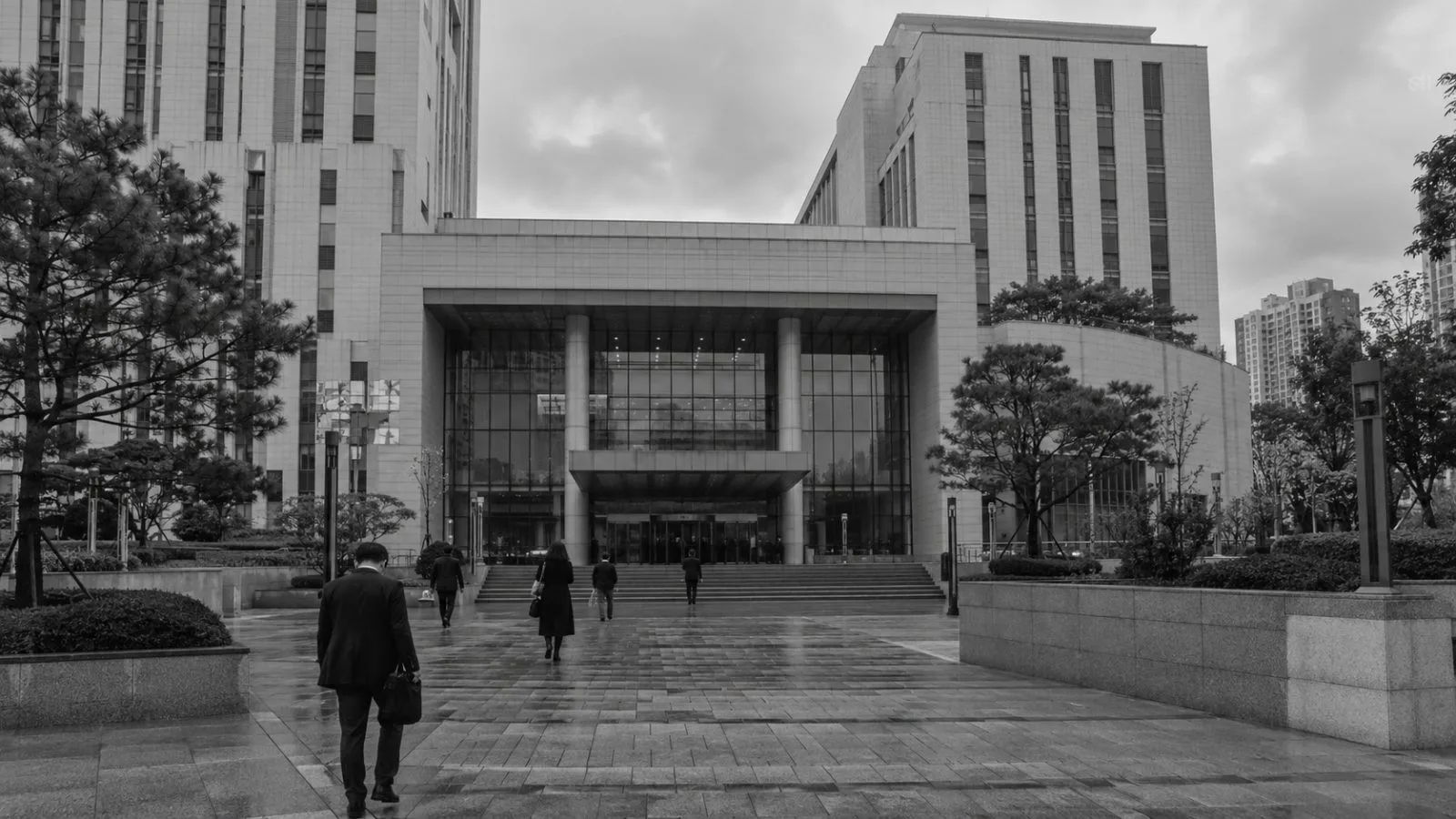 People enter the Seoul Southern District Court in Seoul, South Korea, on a cloudy morning. (AI-generated image / EconoTimes)