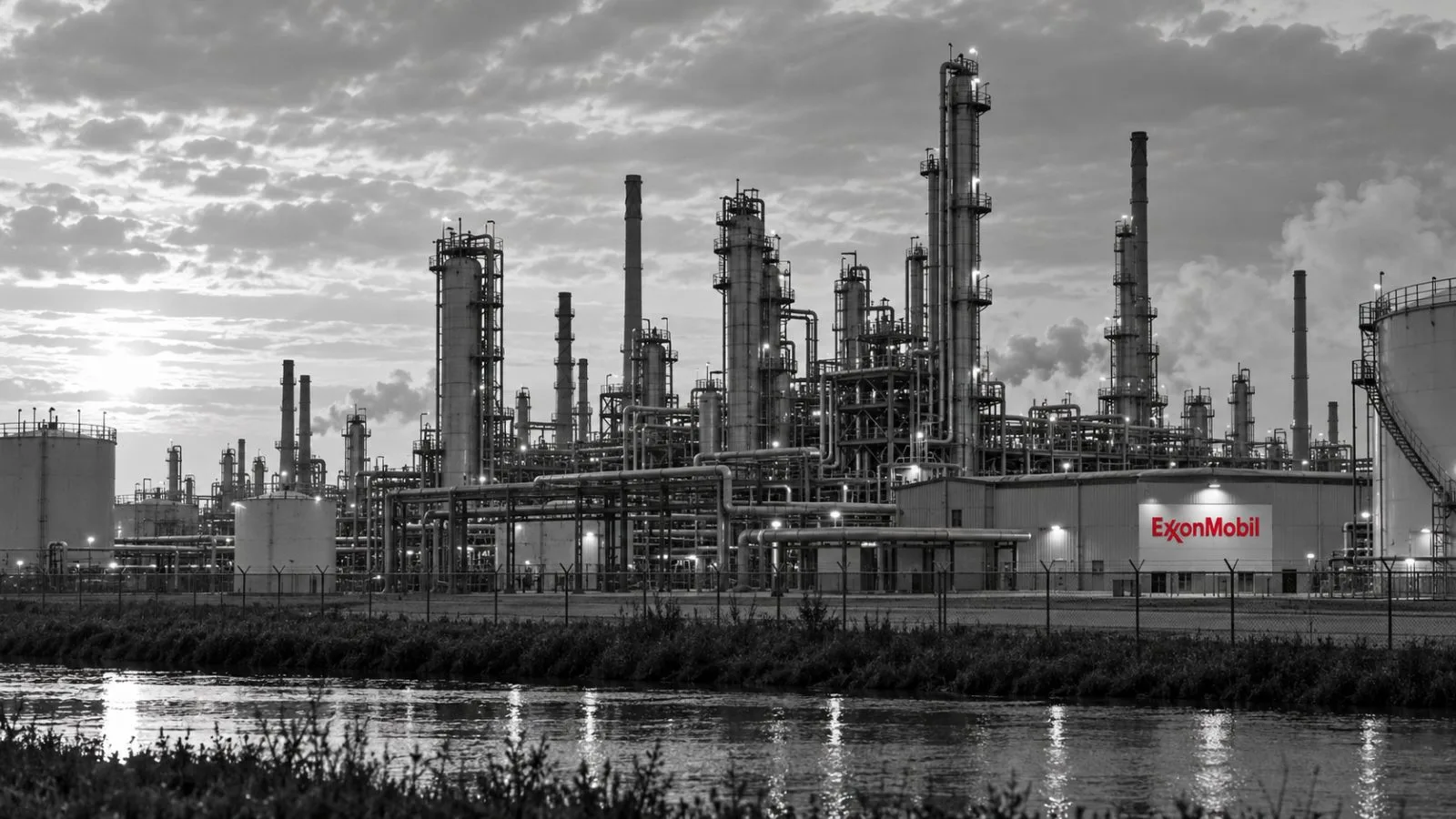 Distillation columns and pipe racks rise across the ExxonMobil refinery complex in Baytown, Texas. / EconoTimes.ai