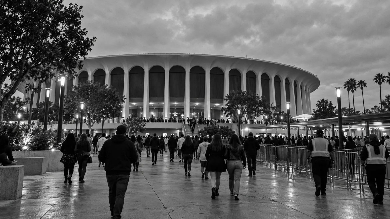 Concertgoers stream toward the Forum in Inglewood, California, before an evening show / EconoTimes.ai