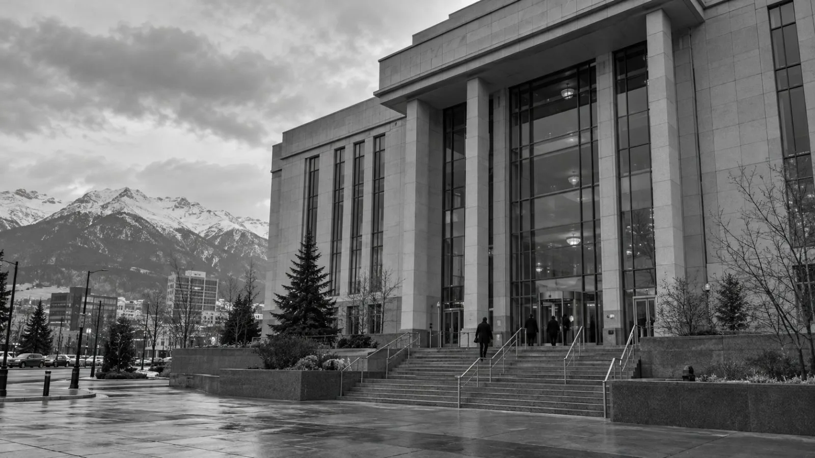 People enter the federal courthouse in Anchorage, Alaska, as election litigation proceeds. (AI-generated image / EconoTimes)