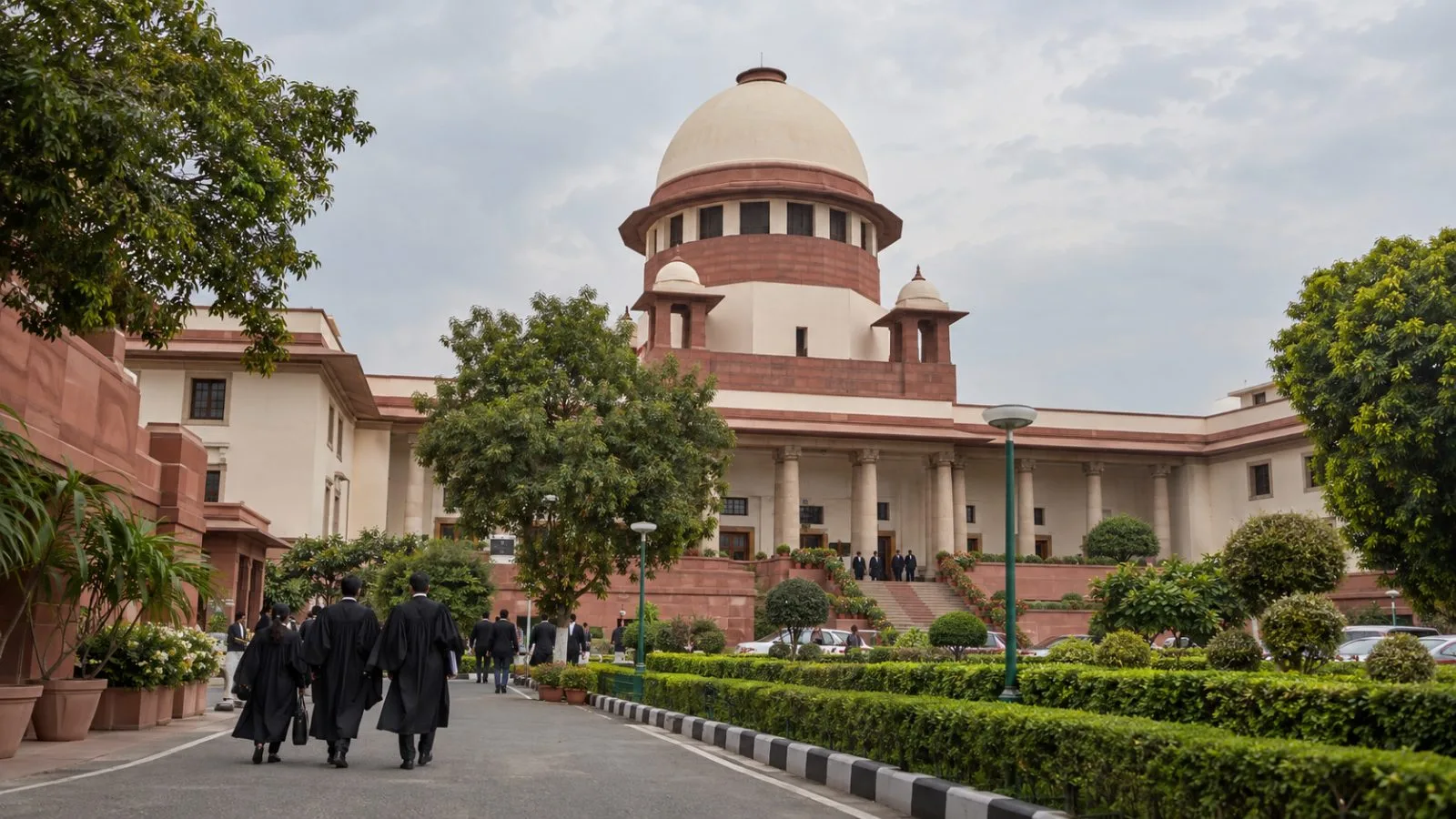 Lawyers pass the Supreme Court of India in New Delhi under an overcast afternoon sky. (AI-generated image / EconoTimes)