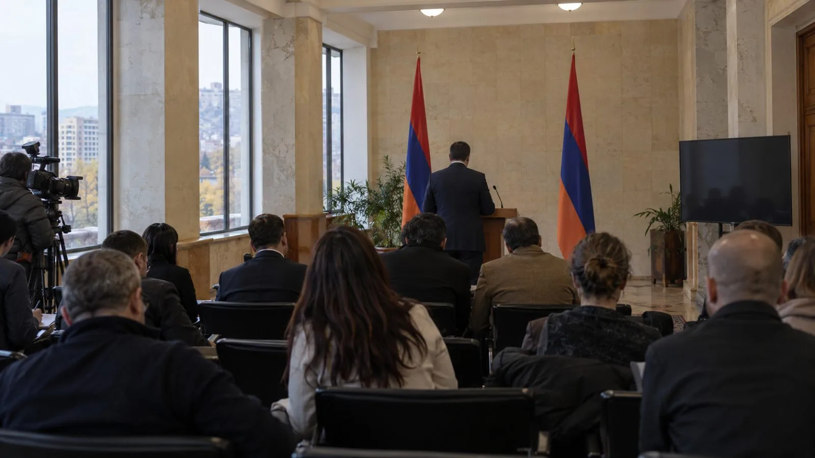 An official addresses reporters at a government press briefing in Yerevan, Armenia. (AI-generated image / EconoTimes)