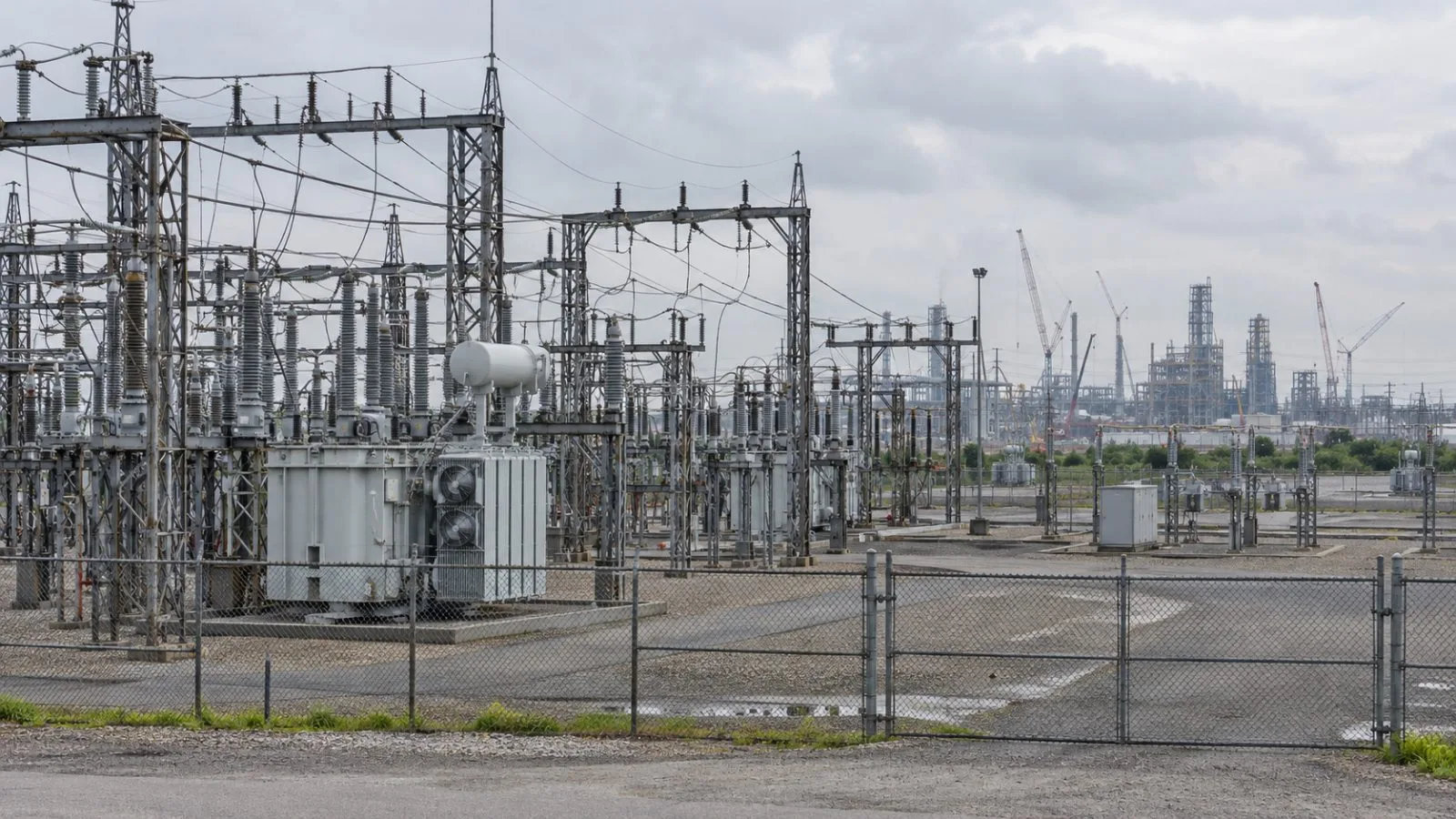 High-voltage lines cross a utility substation on Houston’s outskirts, Texas. (AI-generated image / EconoTimes)