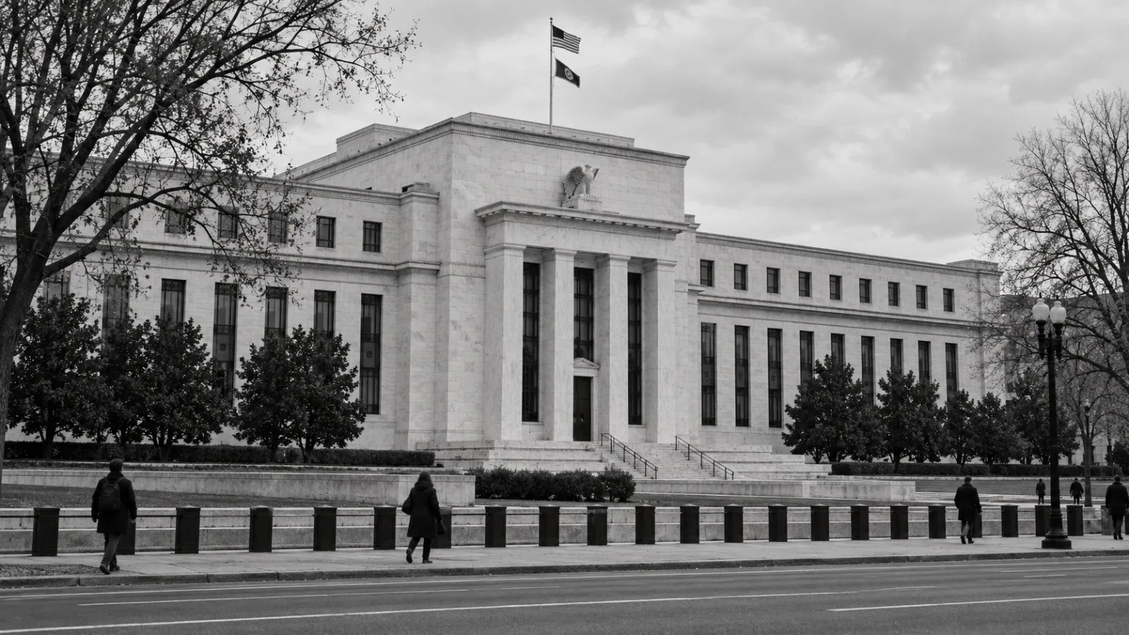 Pedestrians pass the Federal Reserve Board’s Marriner S. Eccles Building in Washington, D.C. / EconoTimes.ai
